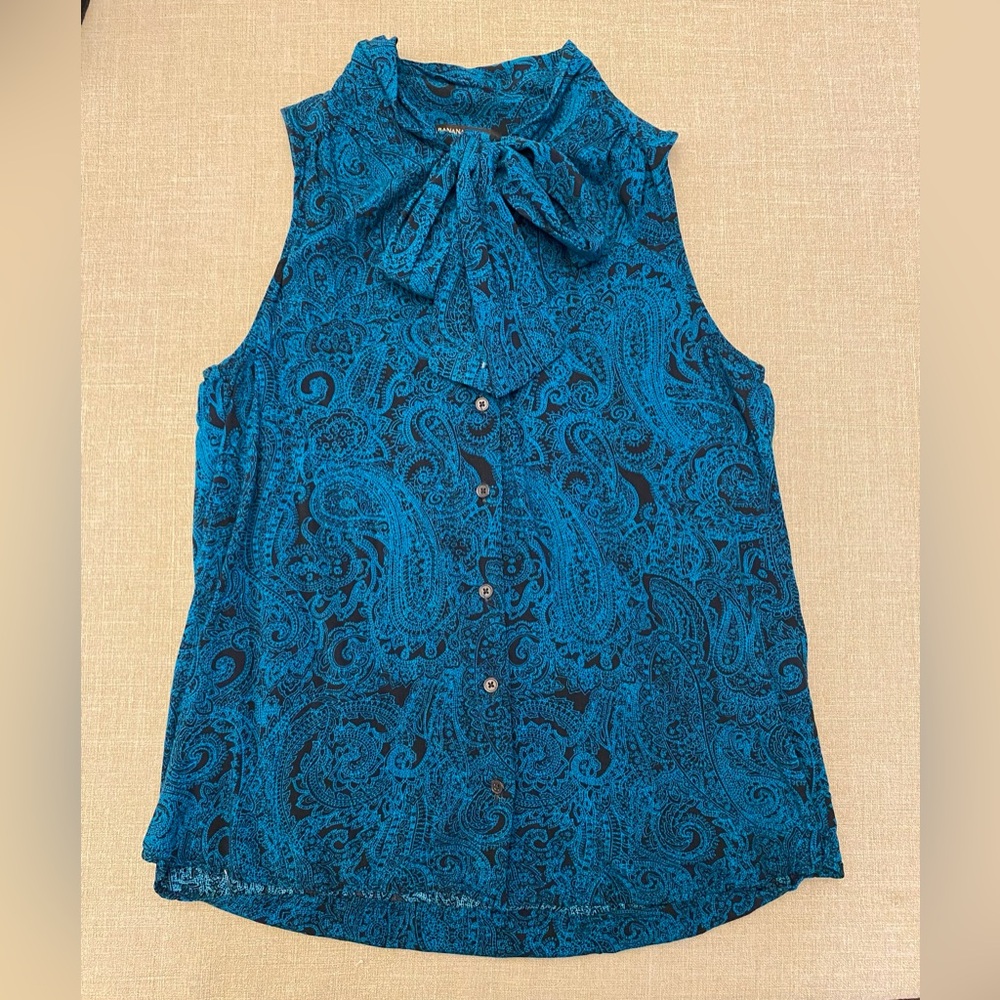 Banana Republic sleeveless tie neck button down blouse
